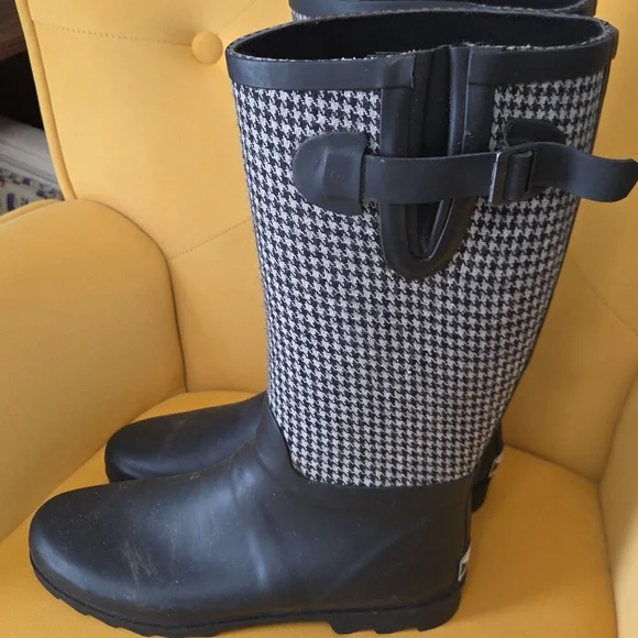 Stylish Forever Young Black and White Women's Boots Sz 10 - Picture 4 of 4